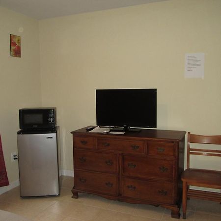 Misquamicut Beach Front Inn Уестърли Екстериор снимка