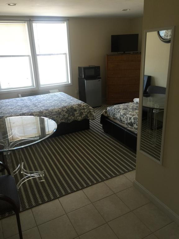 Misquamicut Beach Front Inn Уестърли Екстериор снимка