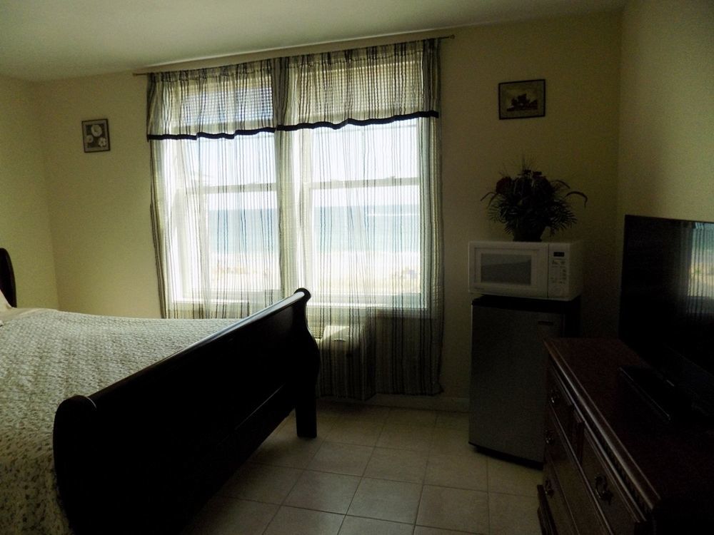 Misquamicut Beach Front Inn Уестърли Екстериор снимка
