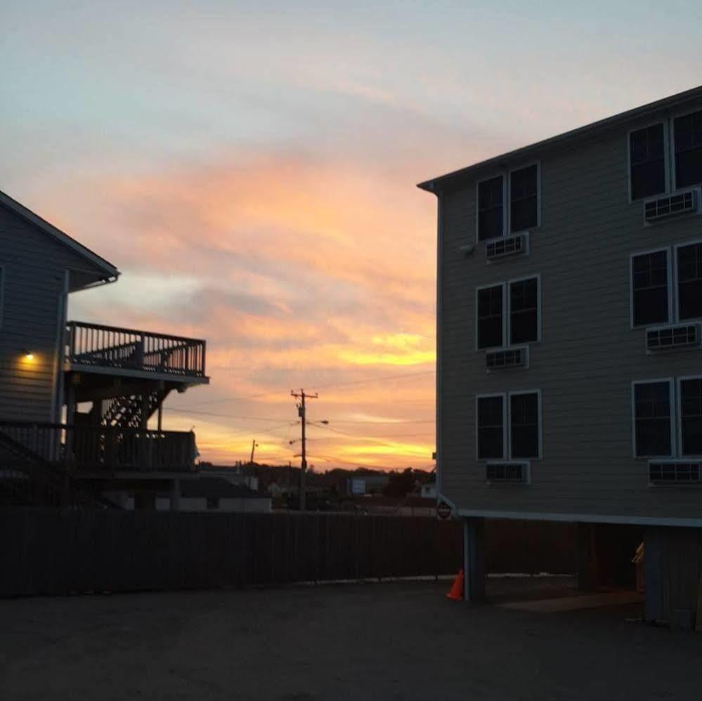 Misquamicut Beach Front Inn Уестърли Екстериор снимка