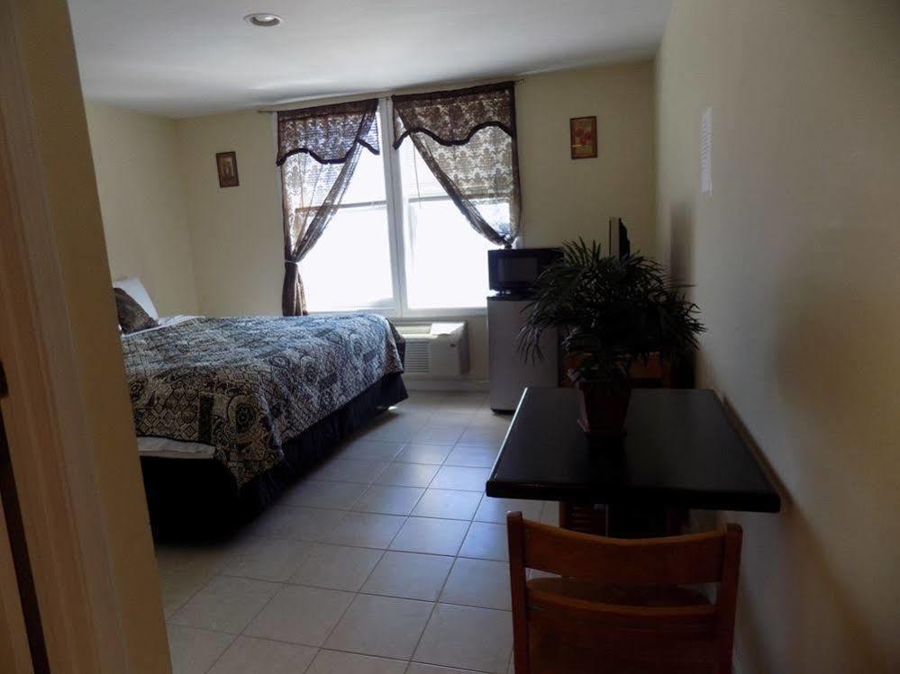 Misquamicut Beach Front Inn Уестърли Екстериор снимка
